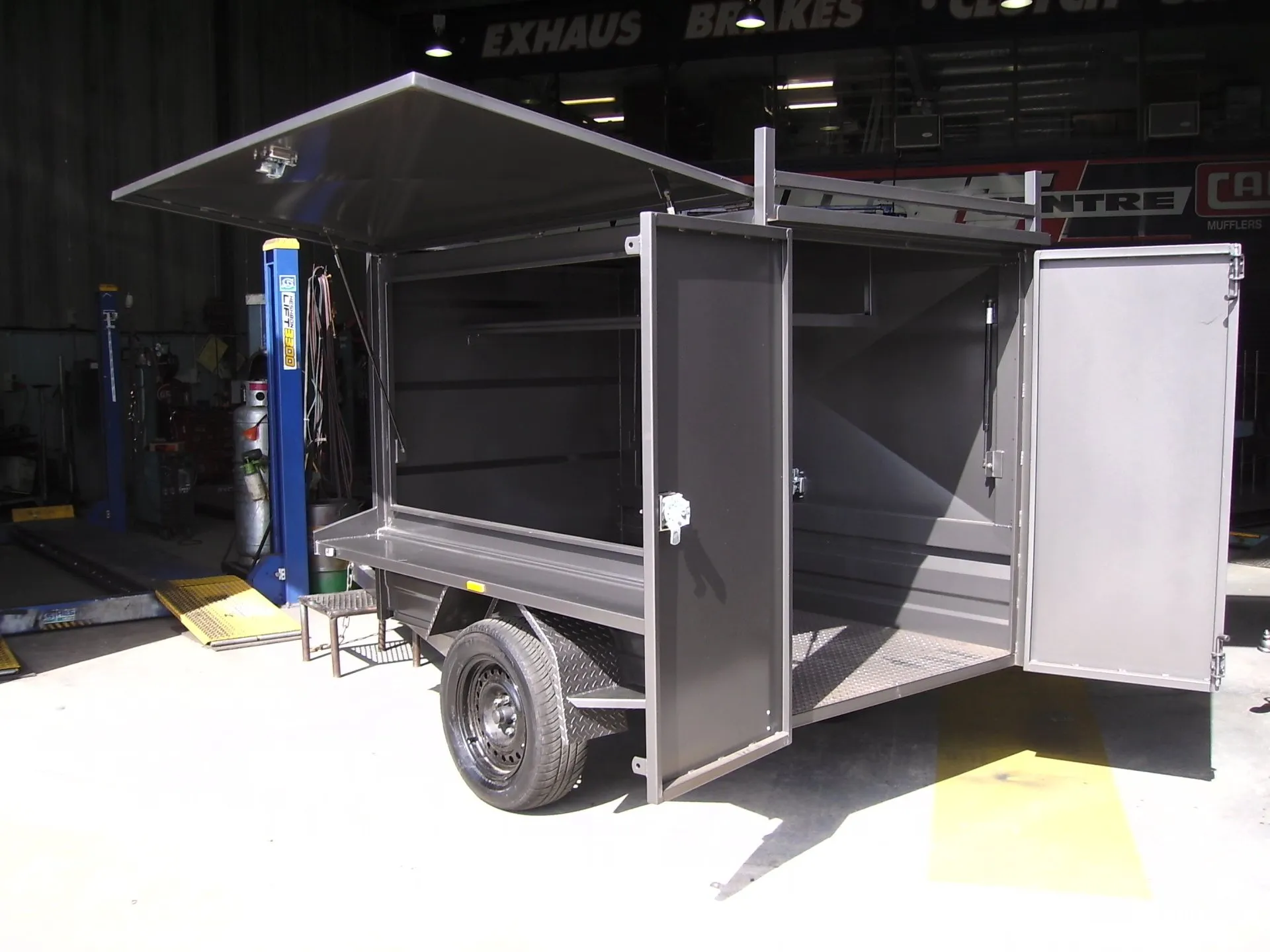 square+tradies+barn+doors+open-1920w